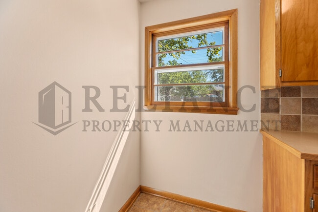 Building Photo - 878 S Fabrique Dr