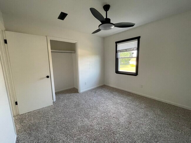 Building Photo - 910 Clearmont Dr
