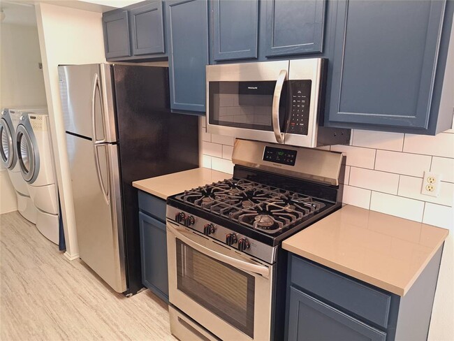 Building Photo - 6703 Hill Oaks Dr