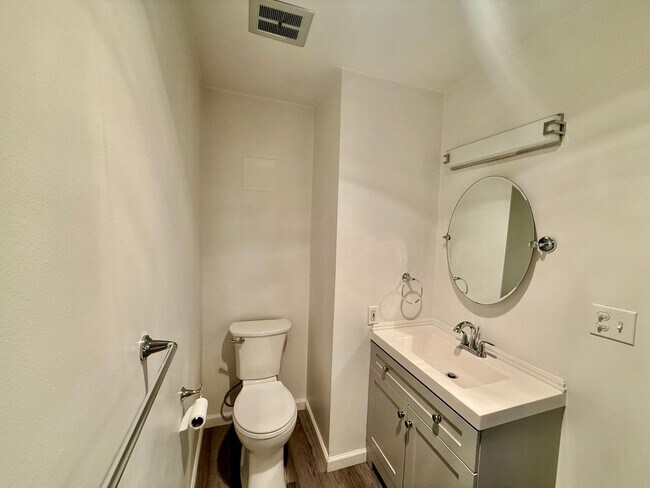 Building Photo - Beautiful 2 bed, 2 bath Shoreline Condo, $2400/mo.