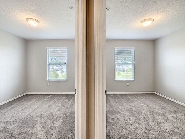 Building Photo - Stylish 3-Bedroom Townhome in Gated Sanfor...