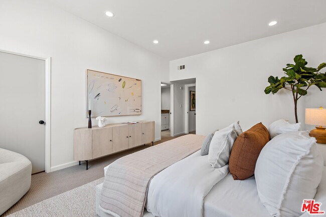 Building Photo - 3516 Vía Dolce