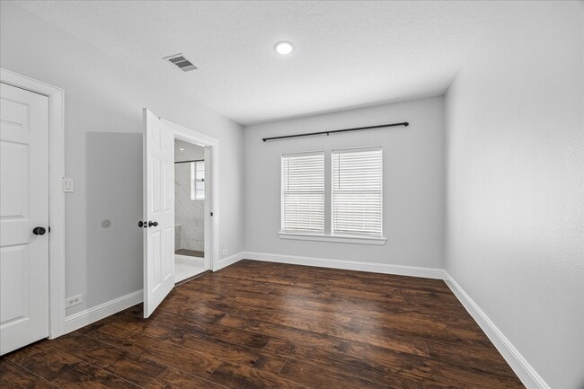 Building Photo - 2 Jenkins St