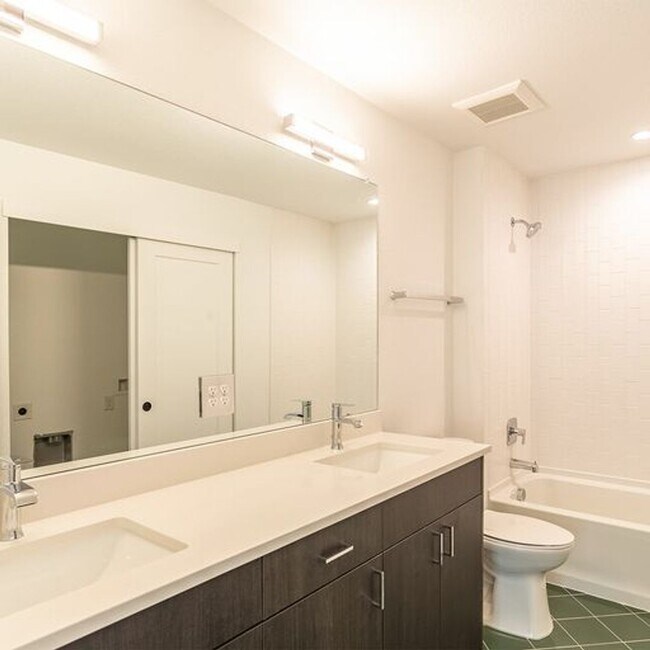Building Photo - 4bd Rental Duplex! Private Yard, Garage, C...