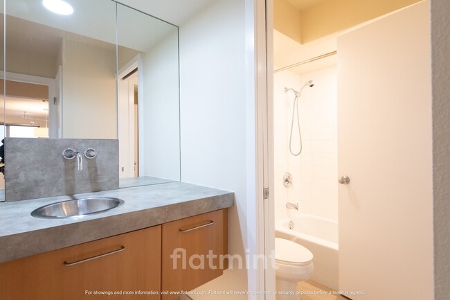 Building Photo - 732 11th Ave E