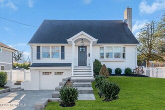 Building Photo - 723 Pitney Dr