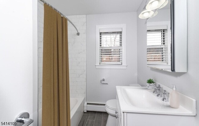 Building Photo - 555 Main St