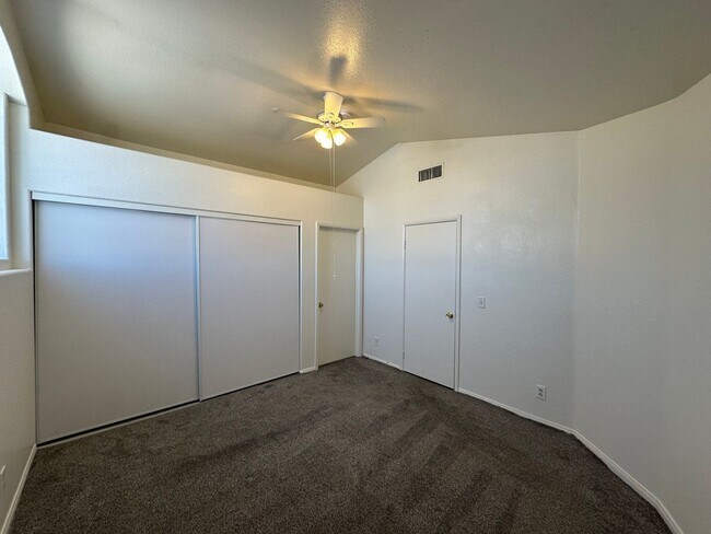 Building Photo - Pool and 4 bedrooms