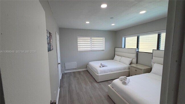 Building Photo - 10004 E Bay Harbor Dr