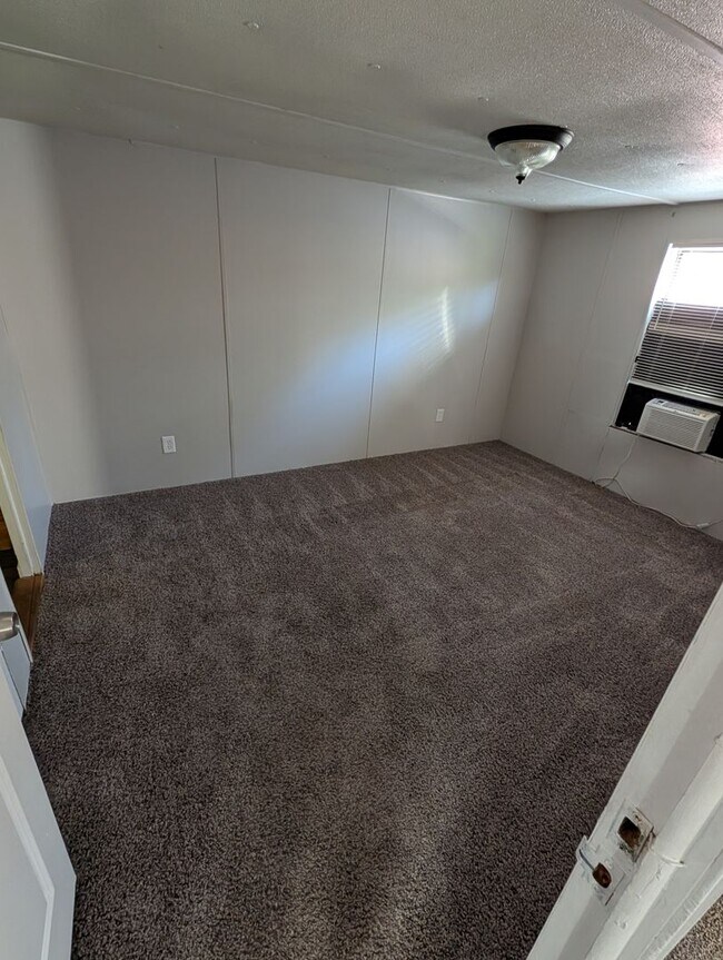 Building Photo - Lovely Home is Quiet Southwest Jacksonville Neighborhood