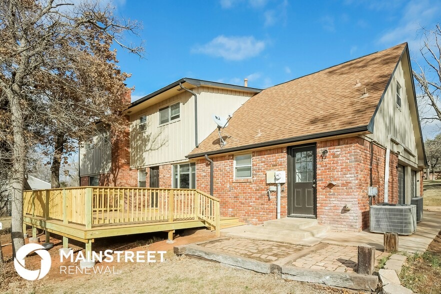 Building Photo - 2101 Westridge Dr