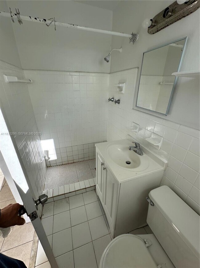 Building Photo - 610 NE 12th Ave