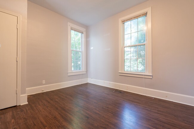 Building Photo - BEAUTIFUL Apartment in Downtown Suffolk!