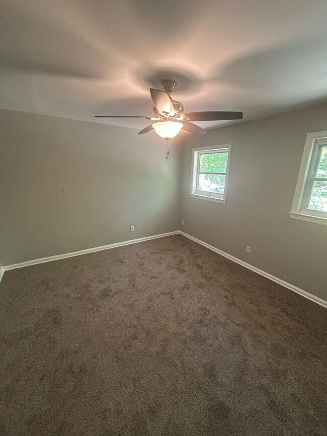 Building Photo - 2633 Ashlawn Dr