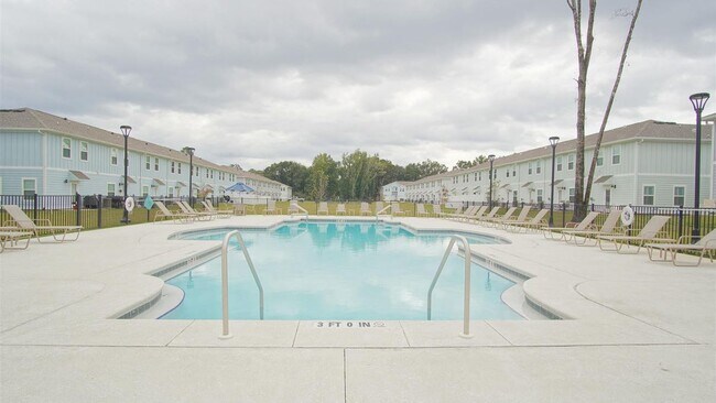 Building Photo - 1635 Iroquois Ct