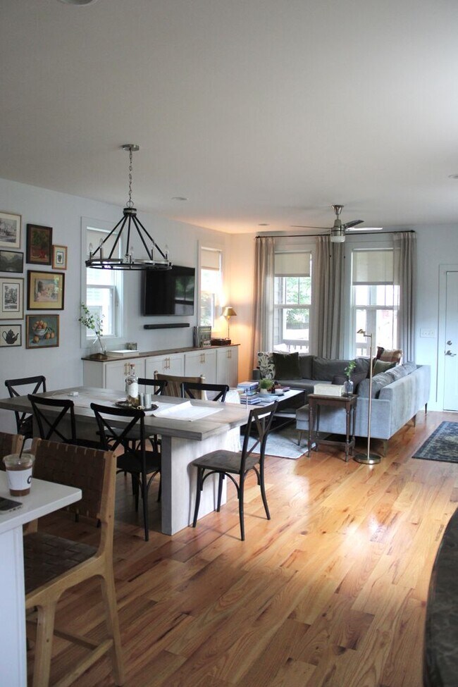 Building Photo - Great 3 bedroom / 2.5 bath Home in East Na...