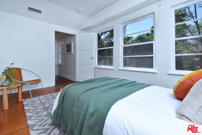 Building Photo - 14017 Valley Vista Blvd