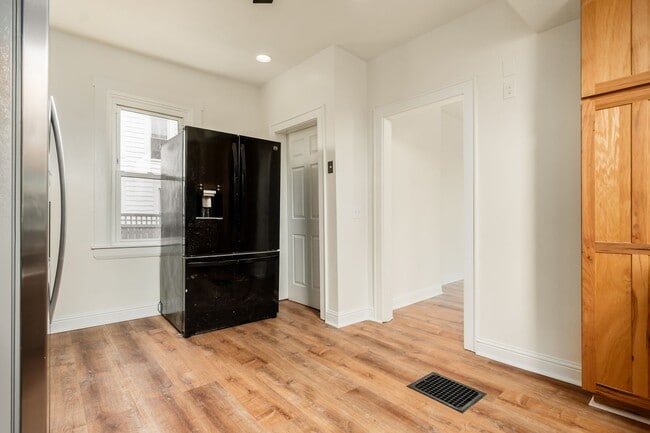 Building Photo - 479 Siebert St