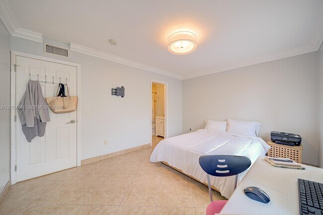 Building Photo - 5555 Ludlam Rd