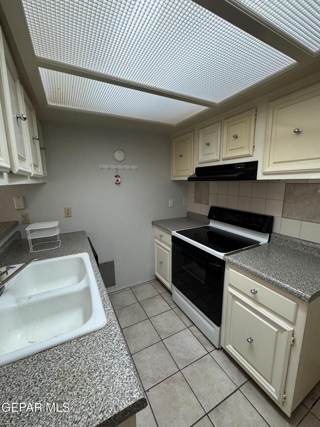 Building Photo - 6201 Escondido Dr