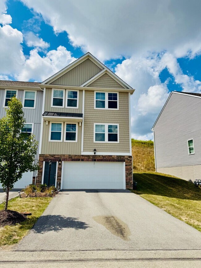 Primary Photo - Beautiful Townhome in Washington! - 3 Bedroom