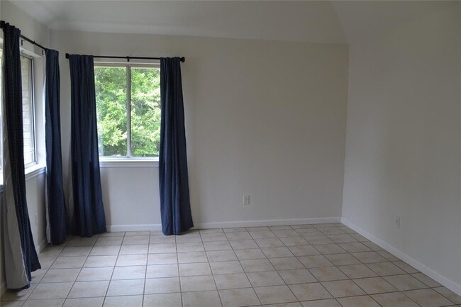 Building Photo - 2500 Cherrylawn Dr