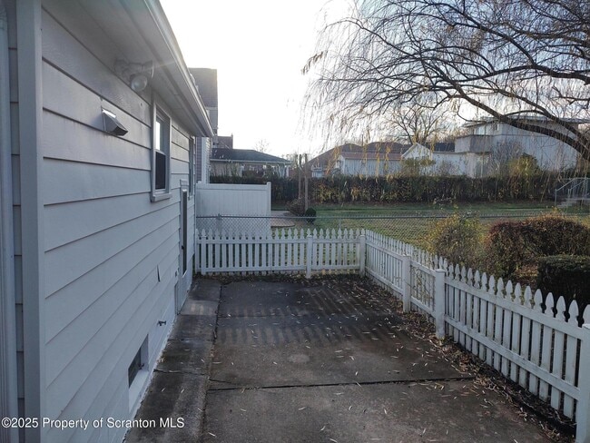 Building Photo - 1023 Carmalt St