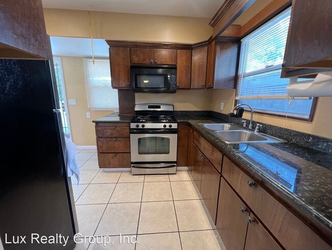 Building Photo - 2 br, 1 bath House - 558 A St