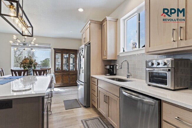 Building Photo - "Charming West Haven Retreat: Spacious 3-B...
