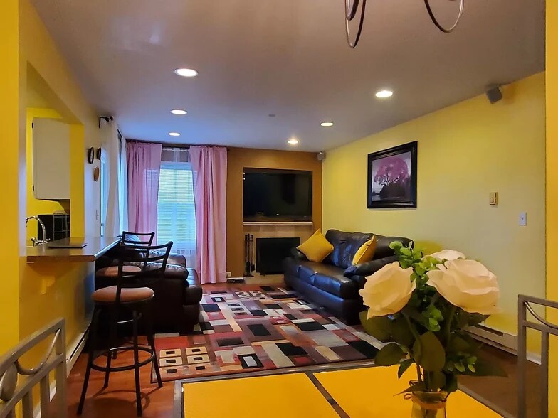 Building Photo - 1353 Cunat Ct