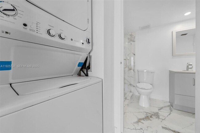 Building Photo - 7601 E Treasure Dr