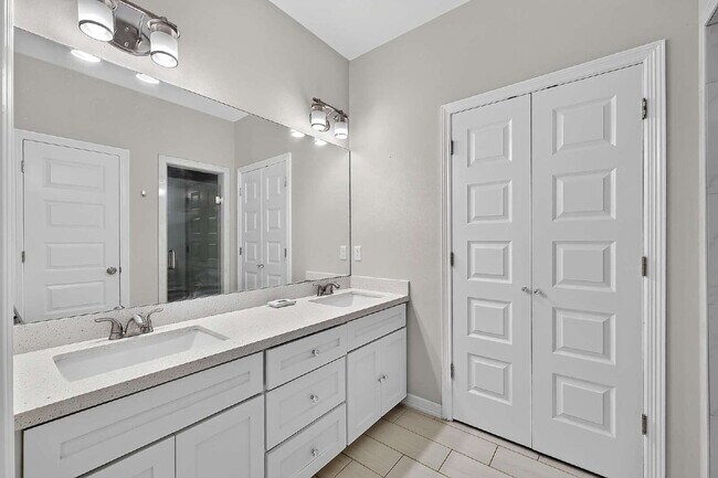 Building Photo - 140 Spanish Oak Dr