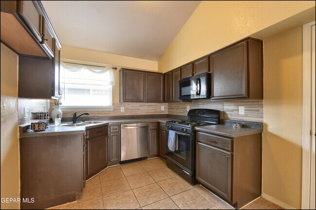 Building Photo - 683 Teichelkamp Dr