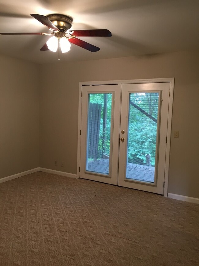 Building Photo - Move In Ready - Just off I-24