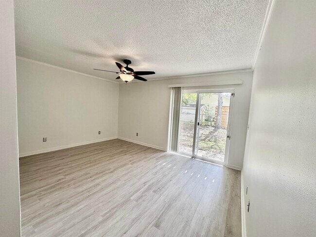 Building Photo - 400 Cambridge Cir