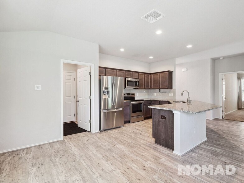 Building Photo - 536 Long Leaf Dr