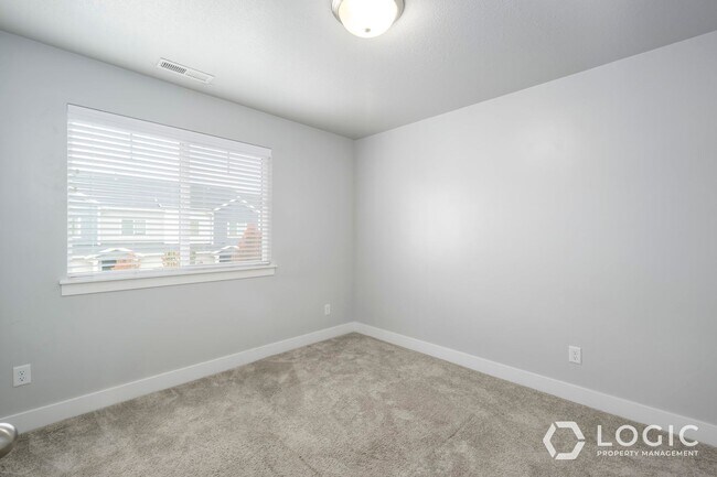 Building Photo - Gorgeous Townhome in Great Location!