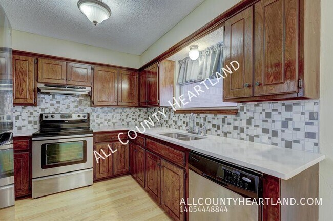 Building Photo - 841 N Robinson Ave