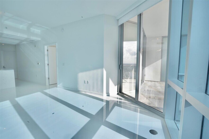 Building Photo - 851 NE 1st Ave