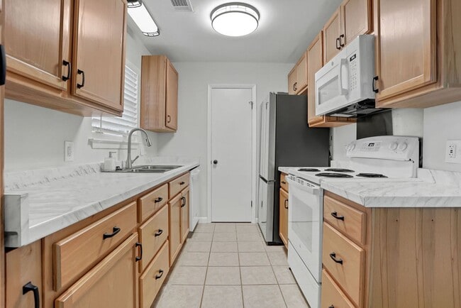 Building Photo - 3 bedroom 1.5 bath home