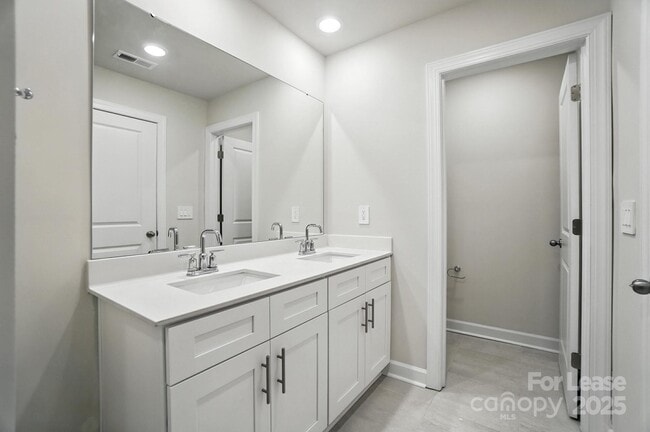 Building Photo - 1741 Braemar Vlg Dr