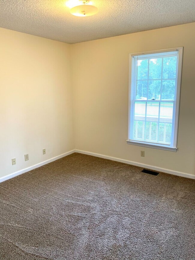 Building Photo - 268 Moncrest Dr