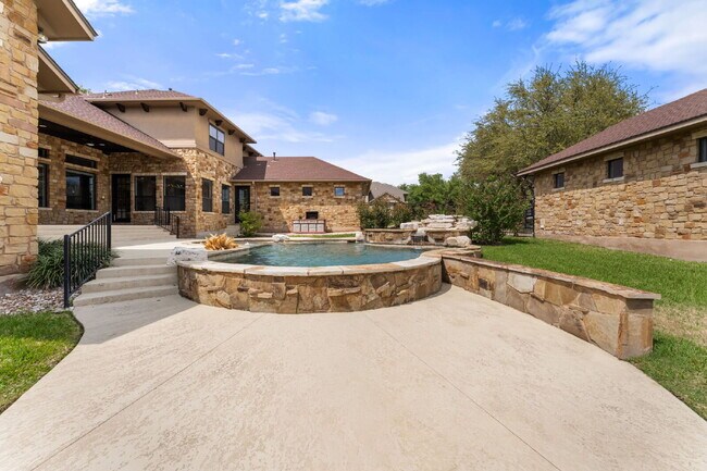 Building Photo - Elevated Executive Living in Lake Forest