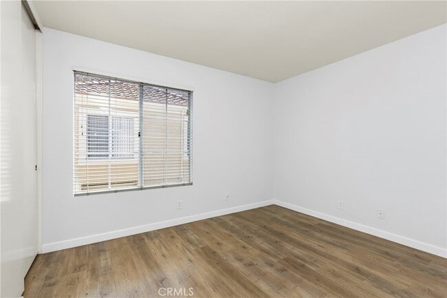 Building Photo - 10 Bravo Ln