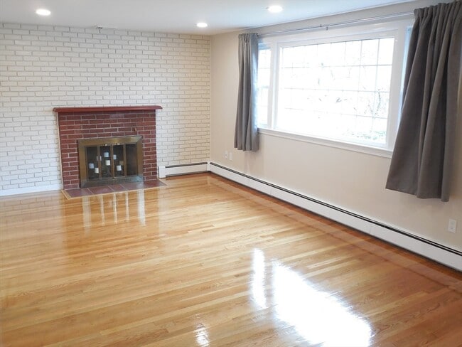 Building Photo - 166 Totten Pond Rd