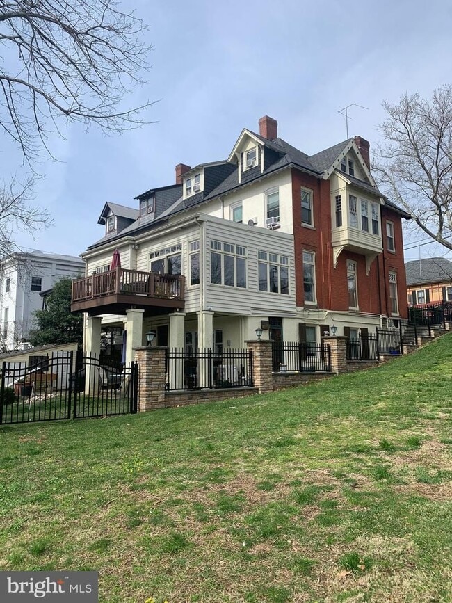 Building Photo - 256 Radcliffe St