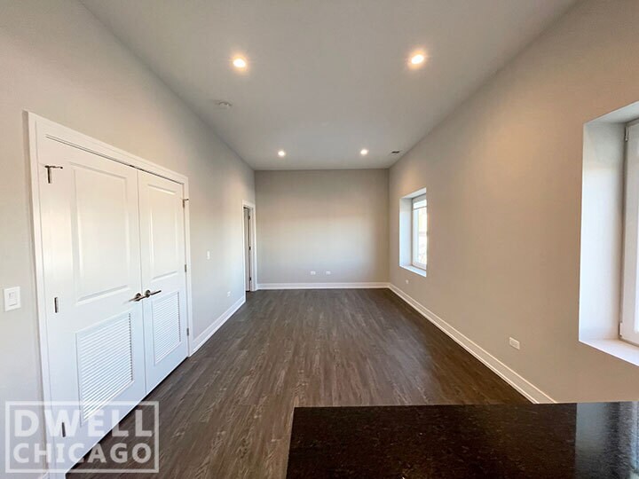 Building Photo - 1724 W Greenleaf Ave