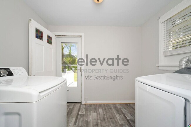 Building Photo - 9020 Weldon Dr