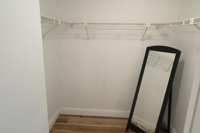 Building Photo - 5951 Wellesley Park Dr