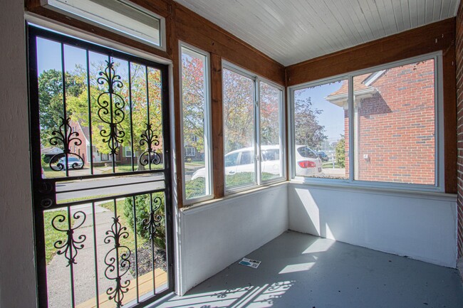 Building Photo - Spacious Three Bedroom home